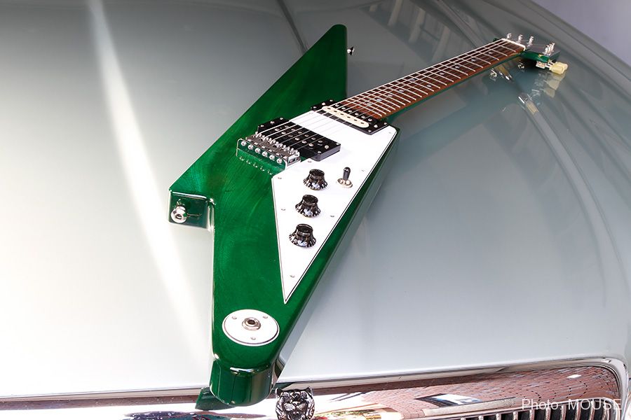 フライングVに似たサンダーボルト・ギターのデザイン