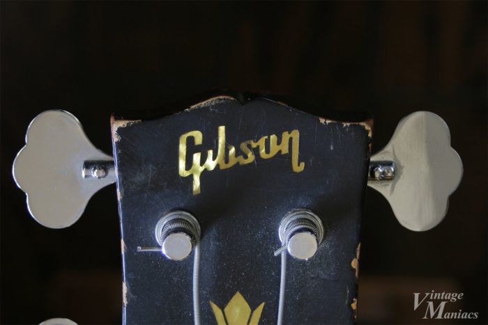 ベースにもギター同様のGibsonロゴが搭載されている