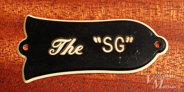 文字が彫り込んであるThe SGのロッドカバー