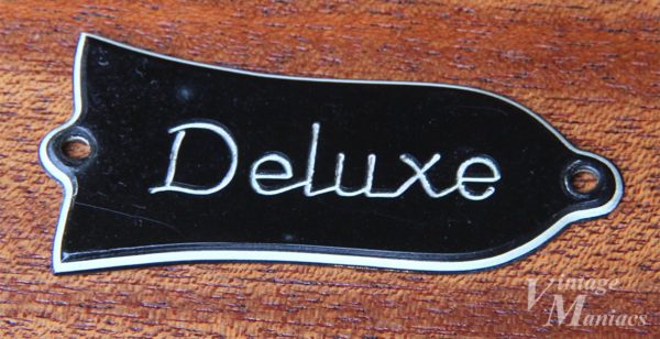 彫り文字のDeluxeのロッドカバー