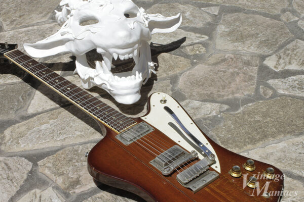 Gibson Firebird IIIと毛利夏実作の龍面