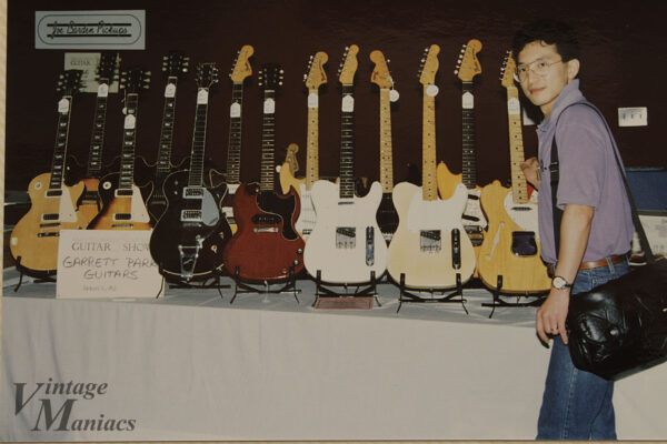ギターショーのブースに展示されているギター