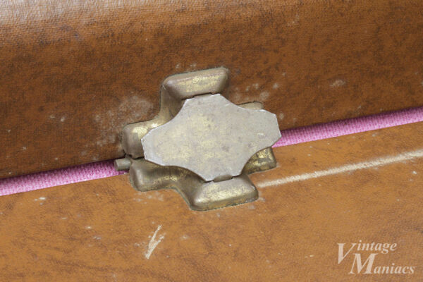 コンソールのブラウンケースに使われている珍しい金具