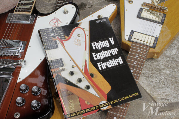 写真集の表紙とGibsonのギター
