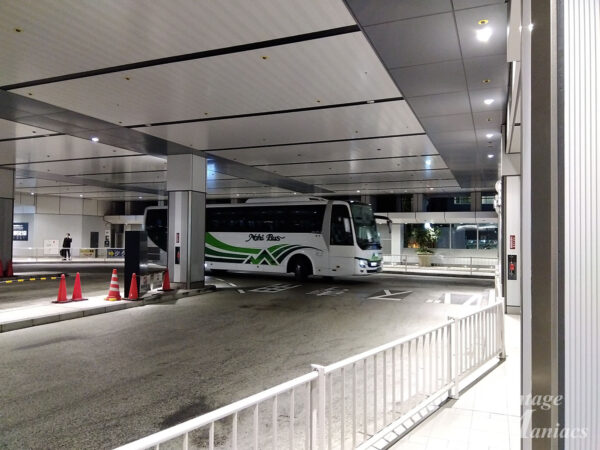 バスターミナルに入ってくるバス