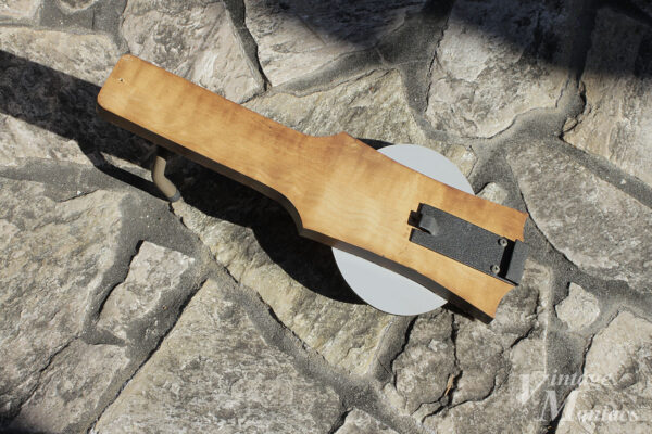 カスタムショップのギターハンガーの木材