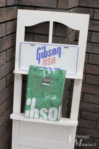 Gibson USAのプレートとグリーンのTシャツ