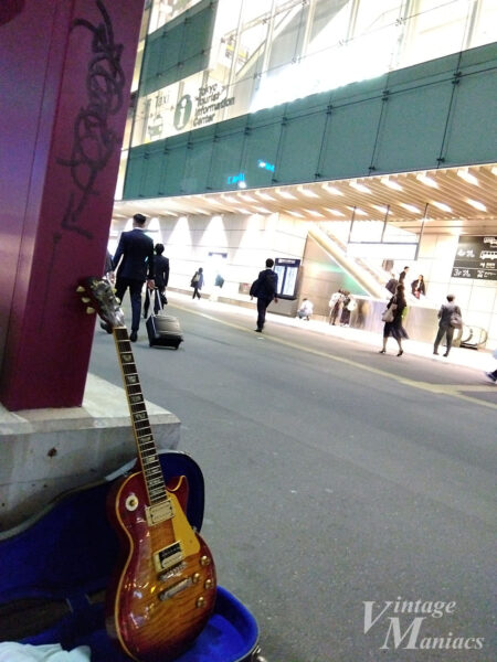 甲州街道沿いの歩道で撮影したギター